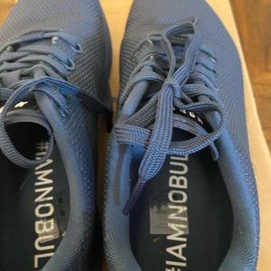 No bull Suze 9 in woman and 7.5 in men training shoes. Barley worn shoe